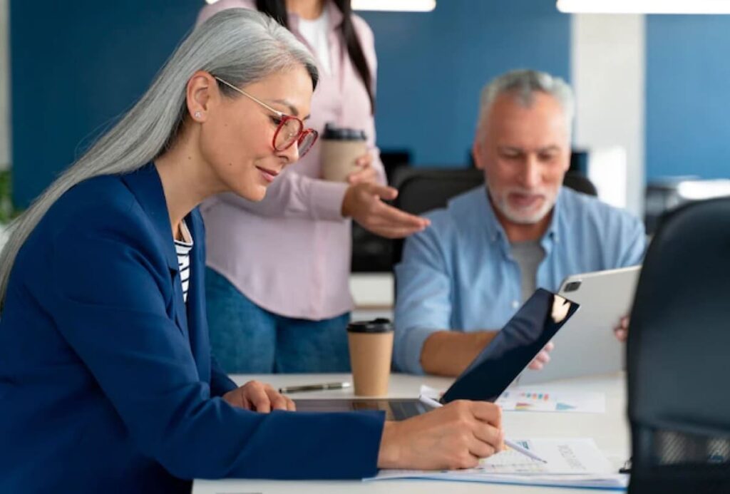 business-people-discussing-strategy